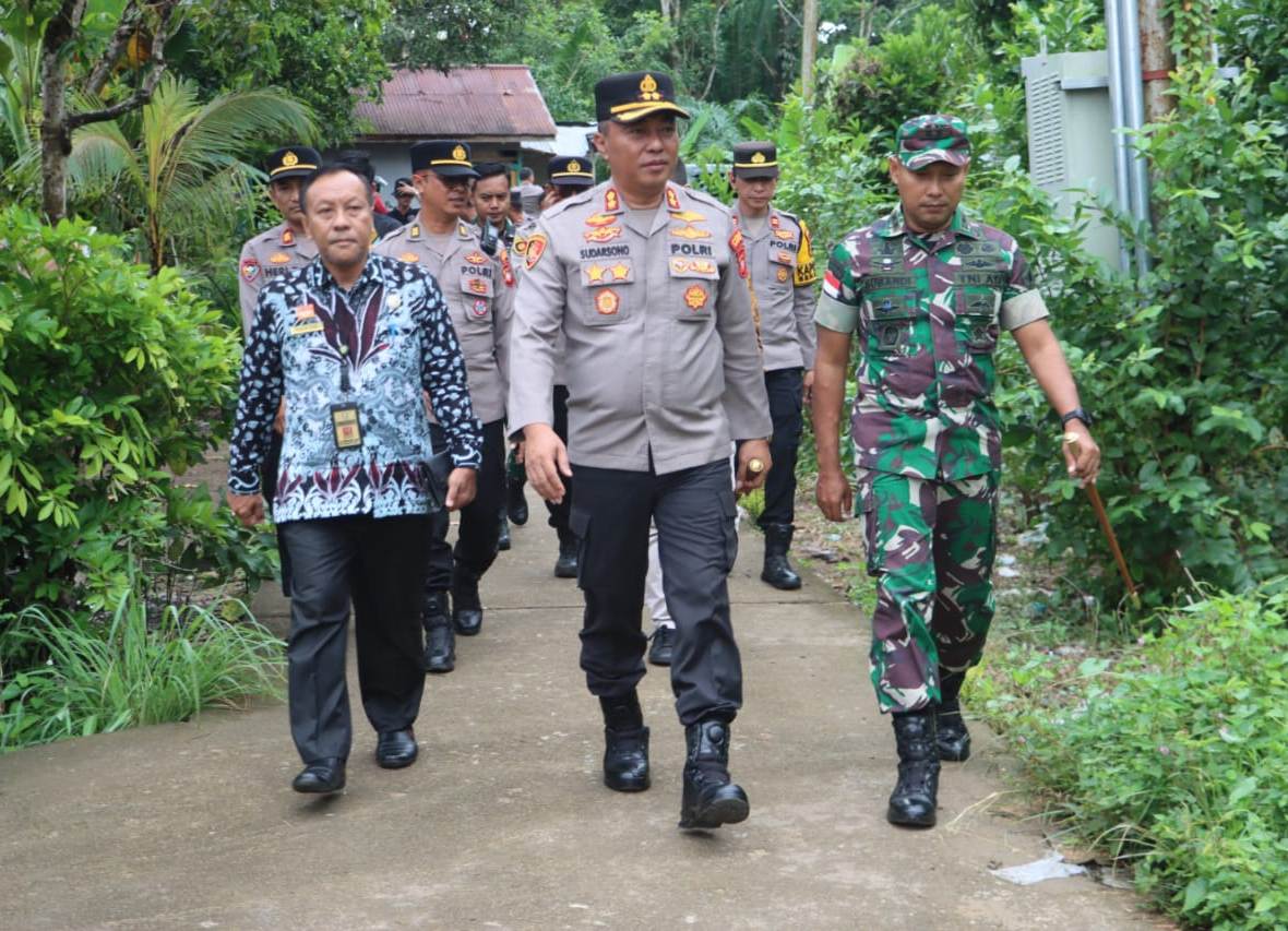 Bakti Nyata Polri: Polda Kalbar Salurkan Alat Filtrasi Air Bersih di Sungai Sengkuang