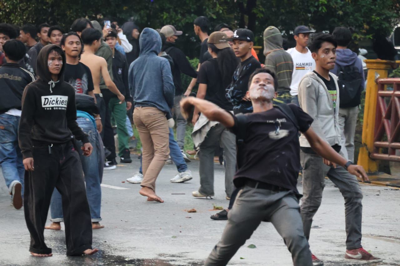 Ricuh di Depan DPRD Kalbar, 5 Polisi Terluka, 15 Pendemo Diamankan