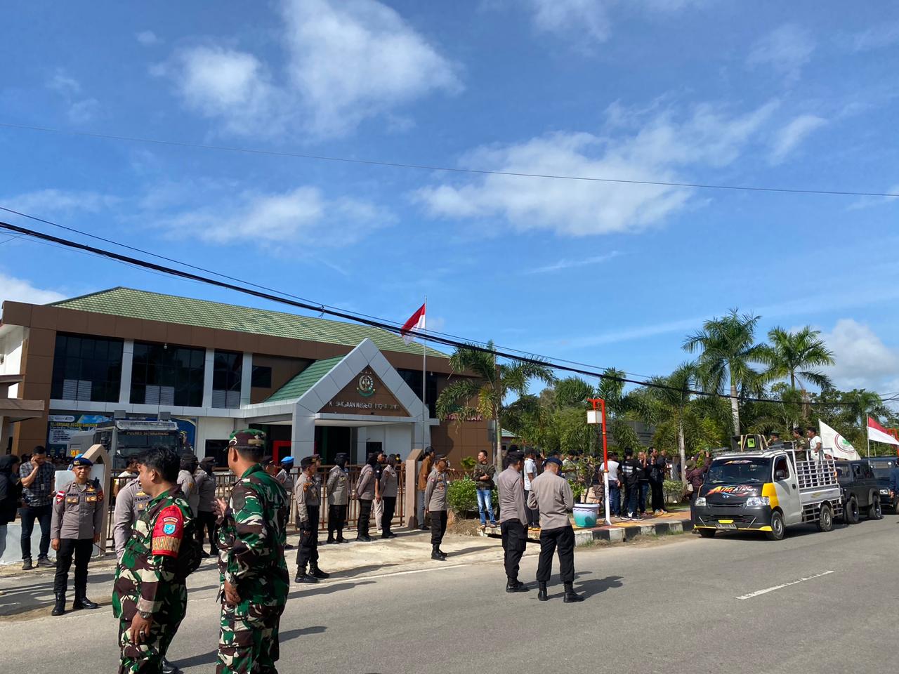 Aksi Damai Dua Kelompok Masyarakat di Kejari Singkawang Berlangsung Aman dan Kondusif