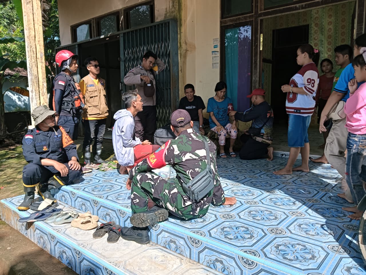 Satbrimob Polda Kalbar dan Tim Gabungan Gelar Aksi Kemanusiaan di Nanga Taman